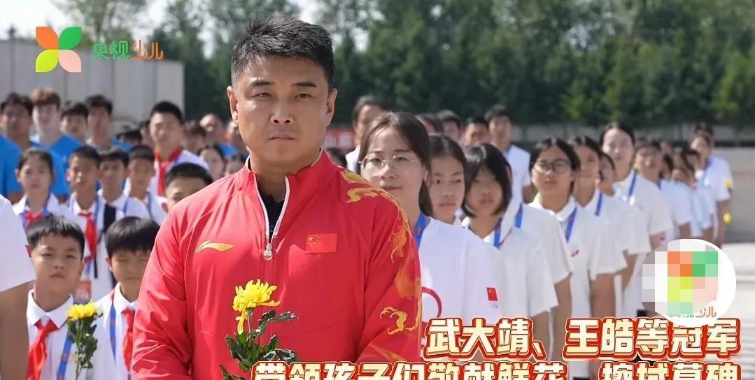 八一建军节，致敬先烈，向烈士陵园献花，给烈士扫墓。
国乒男队主教练王皓曾经是八一