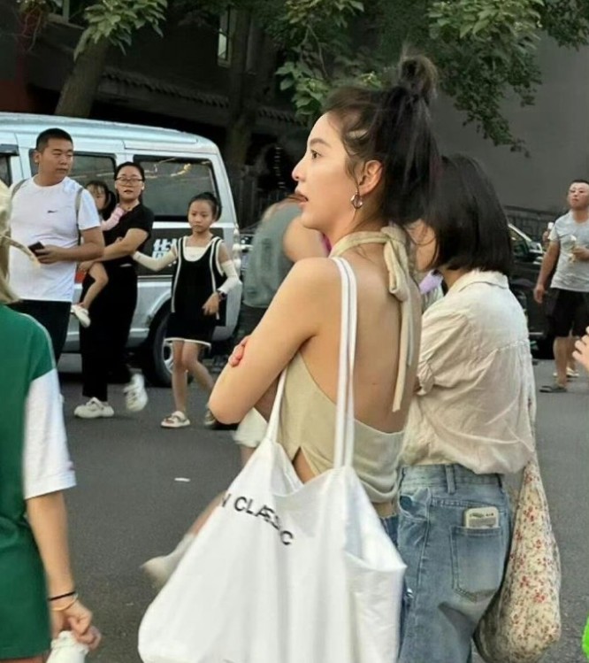 看到章若楠的身材，才惊觉如今女明星们真是一个比一个瘦。