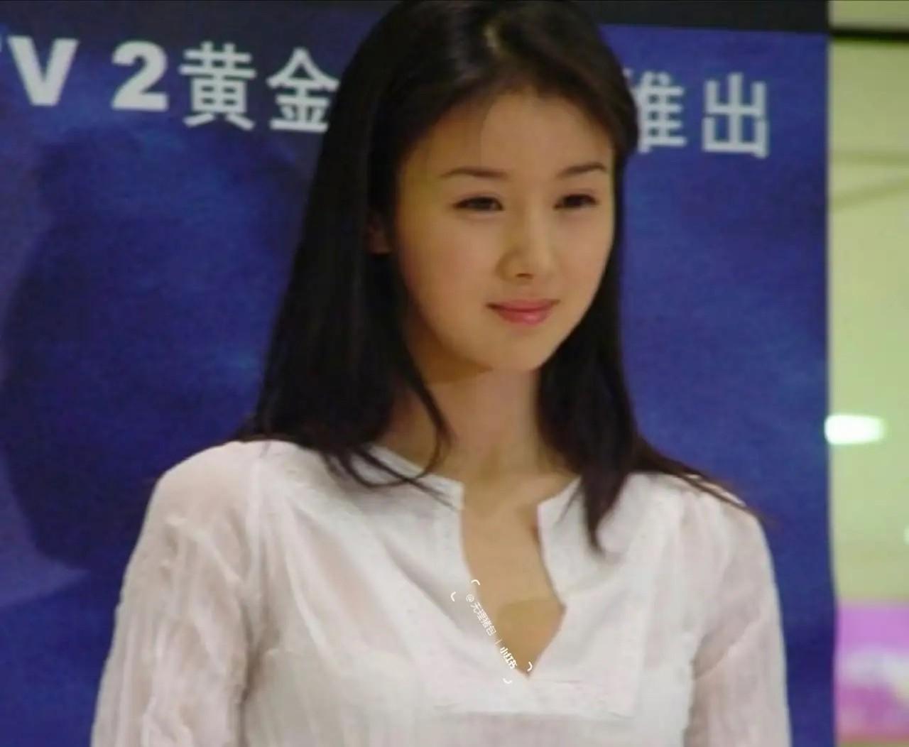 她长着一张温和可人的脸，当年是国色天香的美，现在看来却很一般了。
只是皮肤白，身