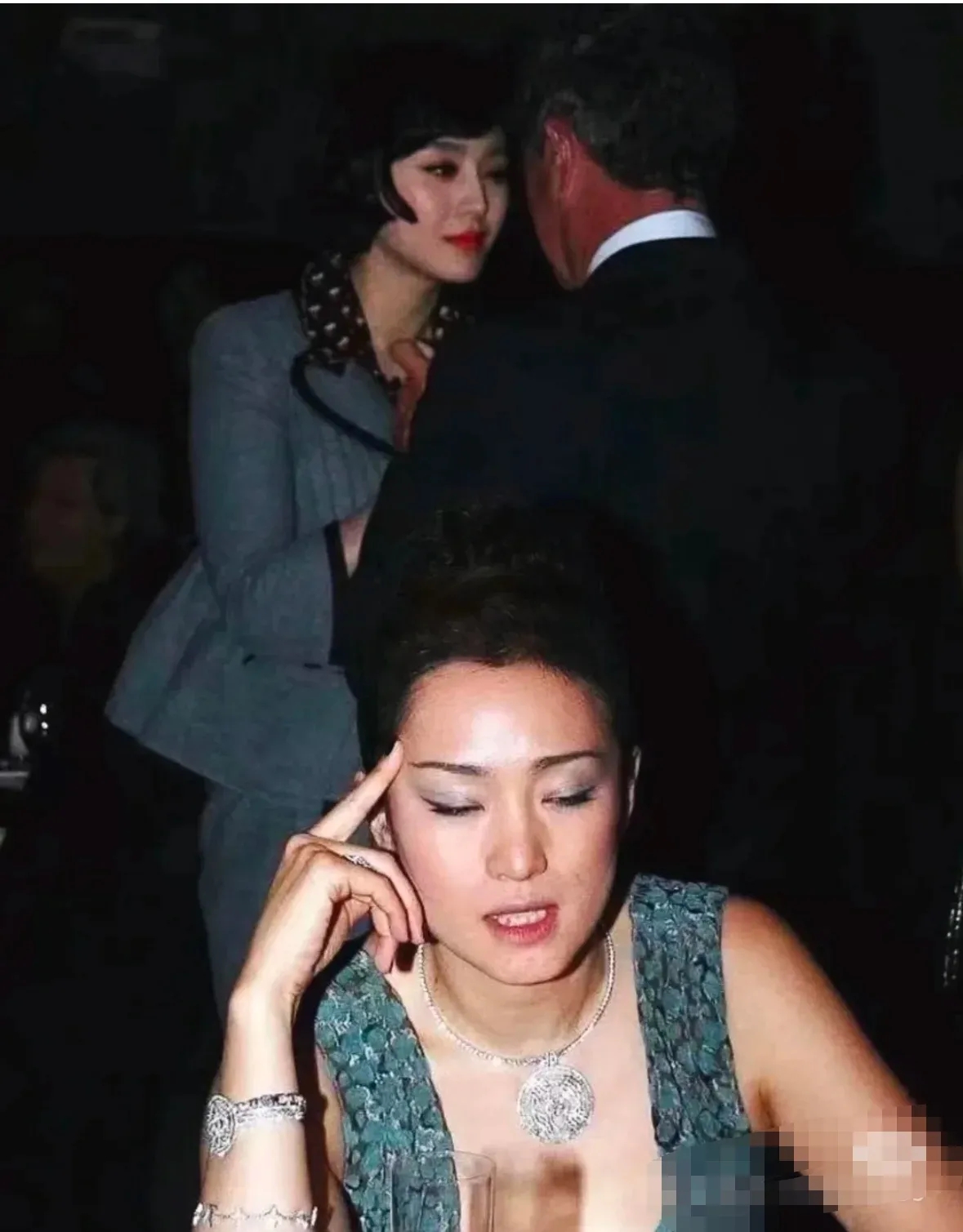 巩俐这是怎么啦？
为什么在公共场所，如此不避讳的做出嫌弃的表情？
我想知道此时的