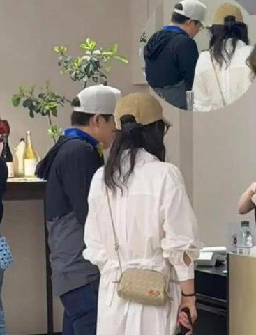郭晶晶霍启刚上海被偶遇，53 元平价鞋尽显接地气