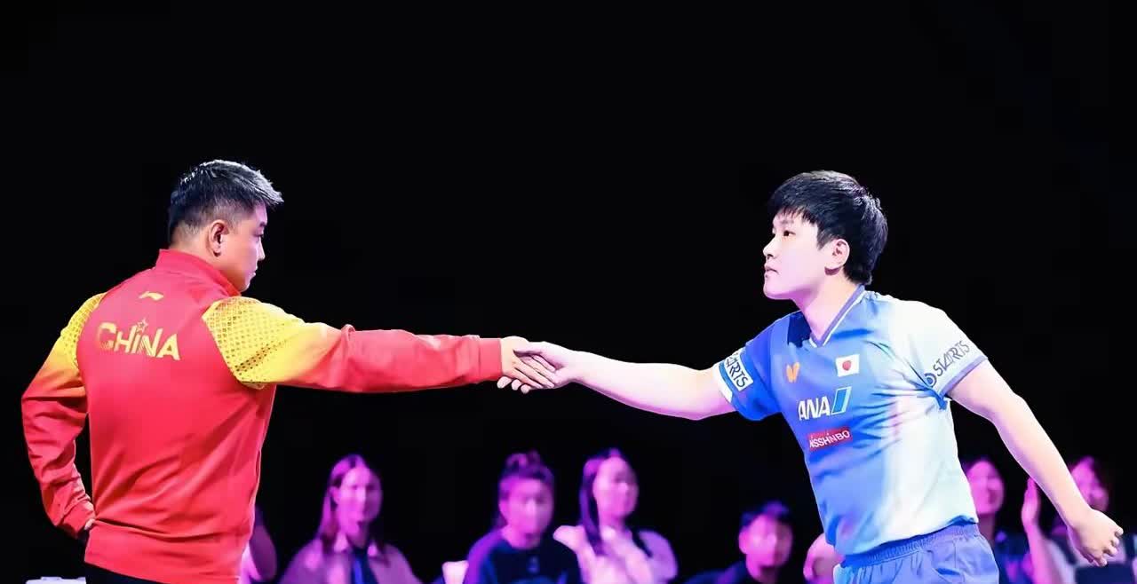 我对比了下：突然发现王皓确实不太喜欢张本智和。
大家看看，雨果也是从国乒手里拿