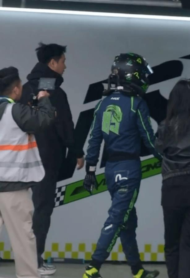 王一博赛车车轮打滑失控，
冲出赛道并撞击护栏，
车辆严重受损
宁波国际赛车场当日