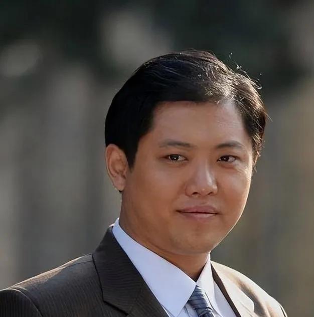 关于演员翟小兴的六条相关信息：
1、翟小兴，1975年出生于河南开封，毕业于中央