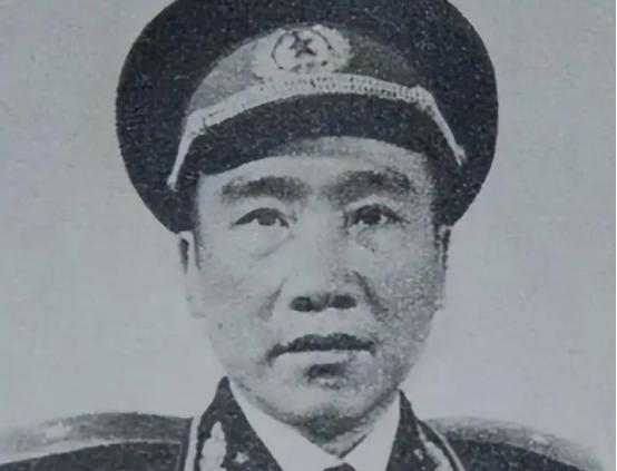 1955 在举行授衔仪式之际，他竟猛地一把扯下肩章，而后扬长离去，紧接着便立下了