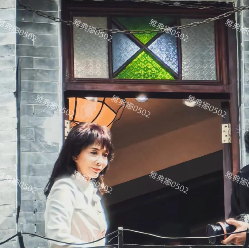刘嘉玲郑裕玲合体录综艺！
58岁的刘嘉玲身材苗条气质好本人很年轻。
66岁的郑裕