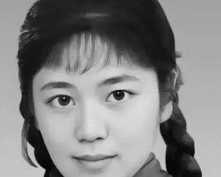 1977年，知青于文娟返城，恋人跟着列车狂奔，她擦干眼泪，大喊道，别追了，我们不