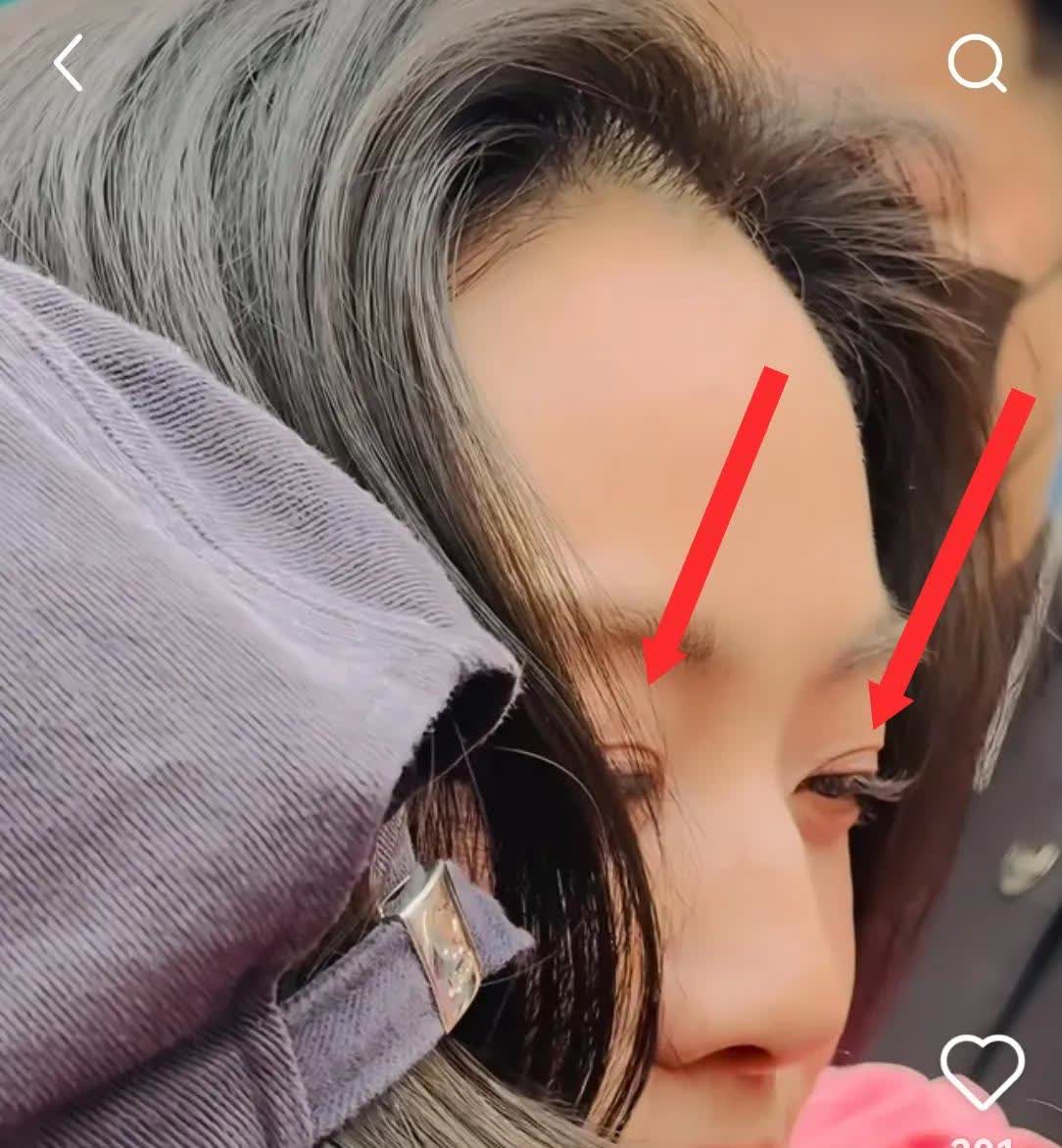 汤唯的天塌了
她以为只是简单签个名，万万没想到
粉丝不但紧紧搂住她，还哭着对