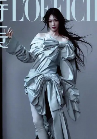 唐嫣三地登<时装L'OFFICIEL>封面，化身侠女目光犀利