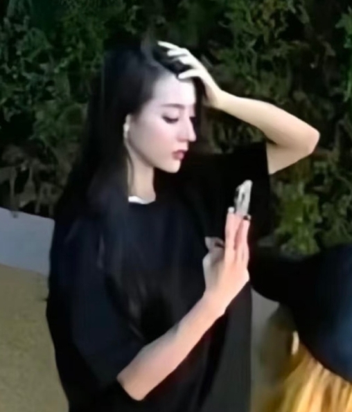 谁能想到这是迪丽热巴的监控图……如此优越清晰的五官 ​​​
