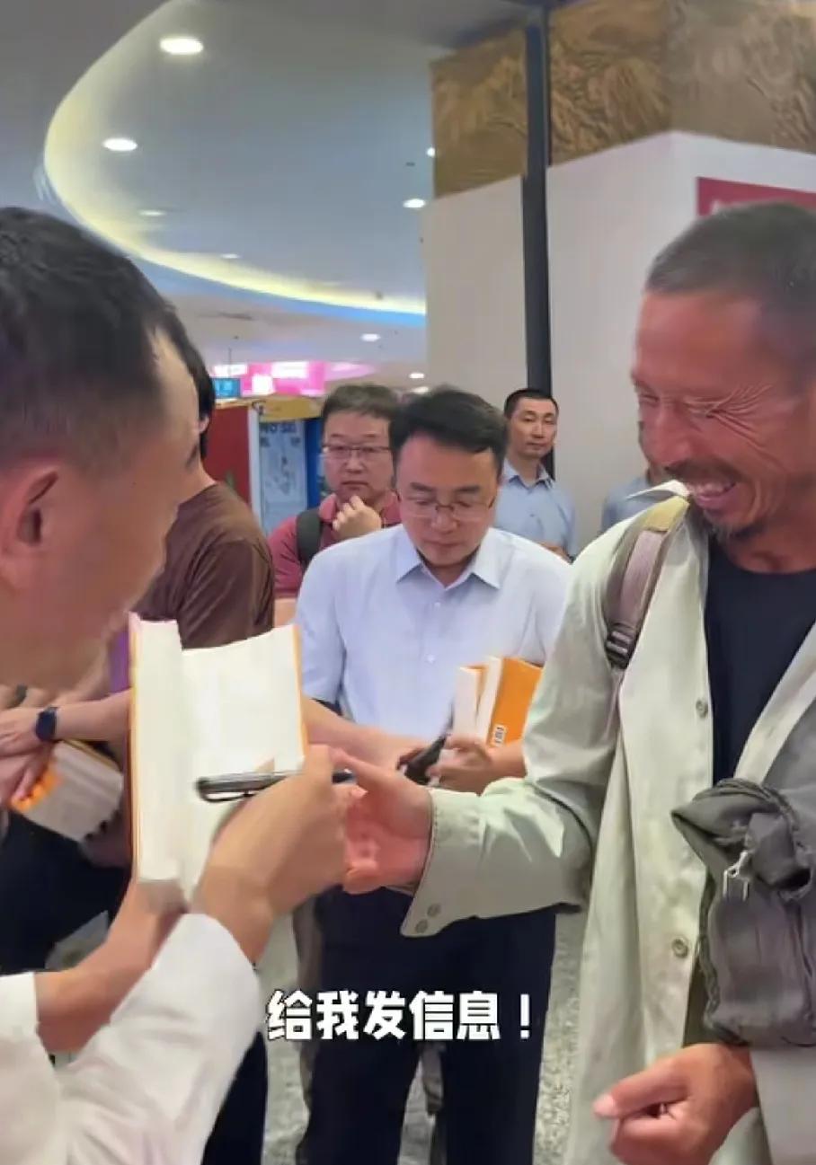 和陈行甲拥抱的农民大哥，在人民日报刊文：读书，把自己弄得好一点儿
陈行甲说，我的