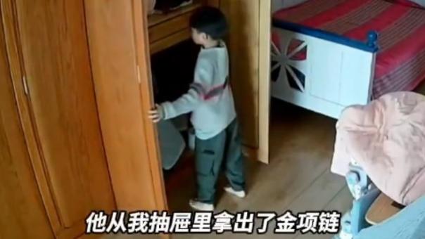 男孩将妈妈结婚金项链分段送给同学，暴怒的爸爸听完原因沉默了