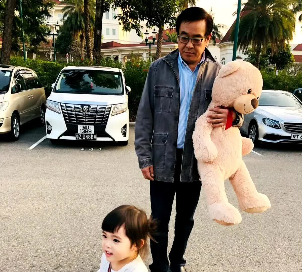 尔冬升的女友晒照，她放了多张女儿和爸爸尔冬升的照片，为男友尔冬升庆祝父亲节。
