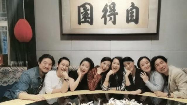 同学聚会差距真大，章子怡与同学像隔代，像坐在一群阿姨中的姑娘