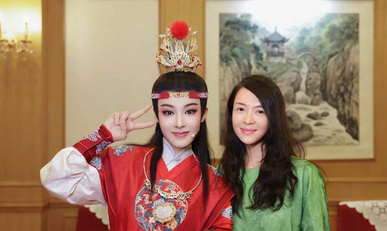 章子怡夸陈丽君《我的大观园》好上头
5月25日下午，章子怡在社交媒体发文，谈到观