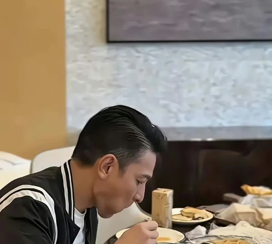 看刘德华这饭菜，真心怀疑赚钱的意义在哪里呢？

明星为了保持身材，拼了老命锻