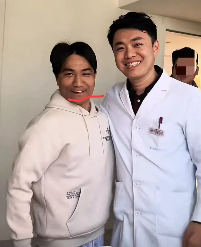 绷不住了，网友的眼睛真的是尖！

今天苏牙子出院，千言万语多少感恩，都化做一个无