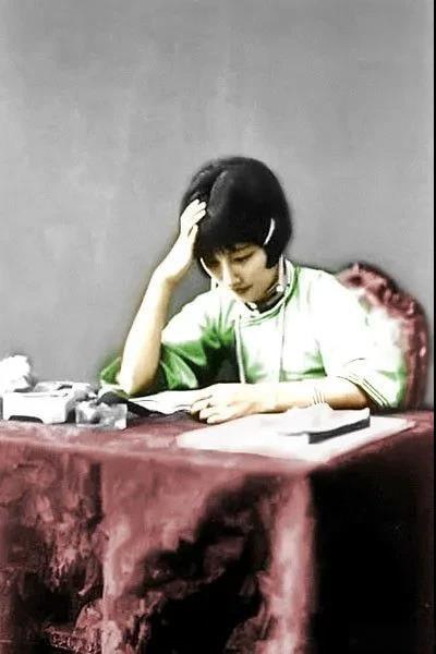 1965年的4月3日，63岁的陆小曼被肺气肿、哮喘病折磨的不成人样，在华东医院面