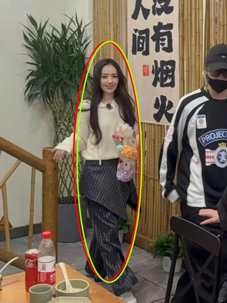 一直都喜欢郭碧婷，小脸白亮亮的，嫩的不像40的！