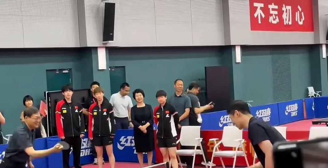 原来大力也打表演赛了。
应该是第一个打的吧，旁边大头，豆包，曼玉几个小朋友都还站