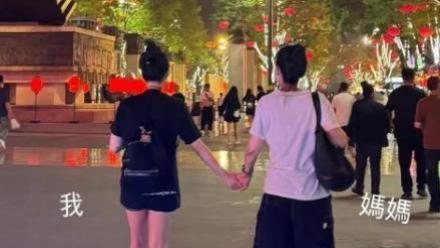57岁邱淑贞带女儿游西安，打扮时尚！母女神似姐妹