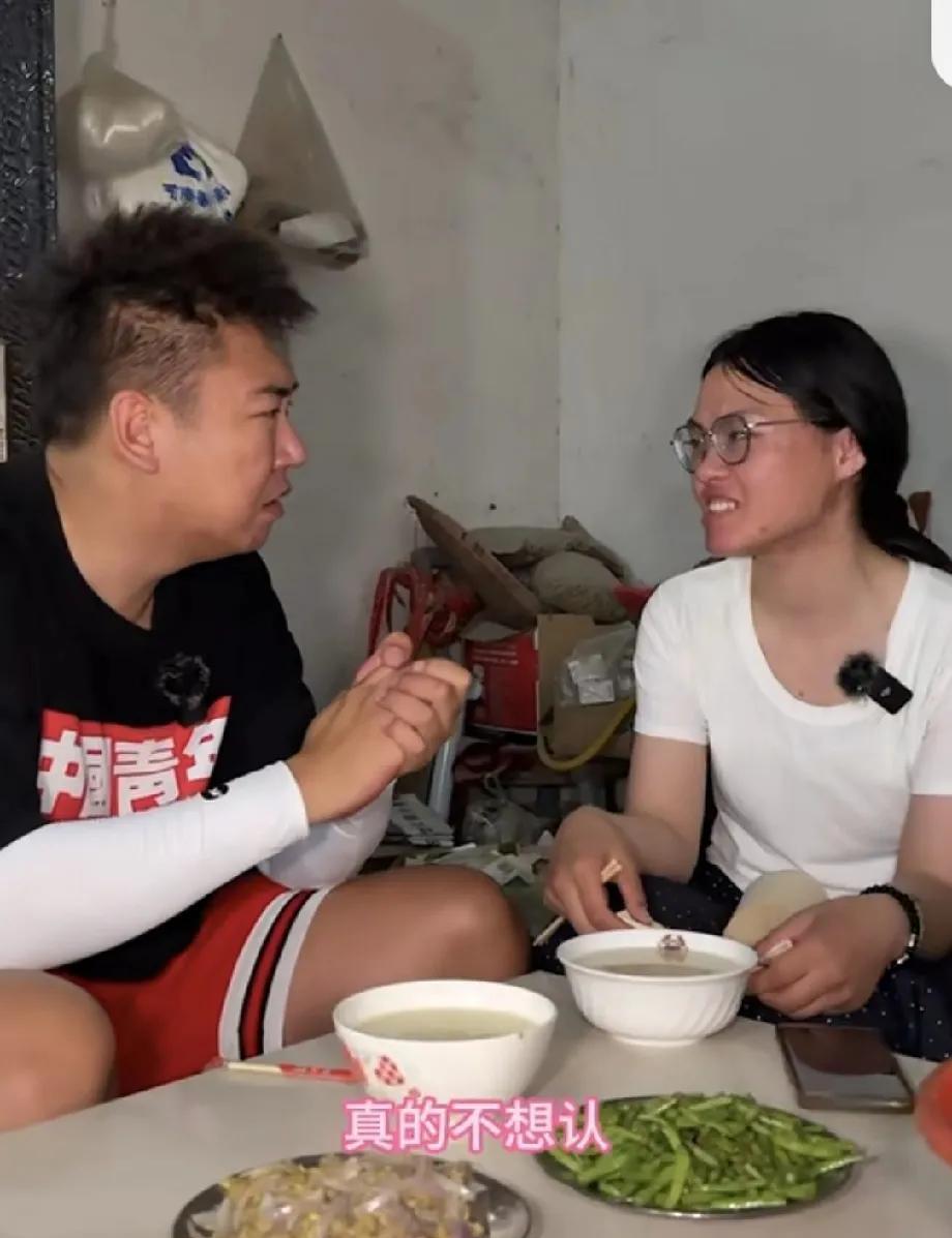 女孩说，我大学毕业，要去送外卖，但我不想认
人生的不幸都集中发生在这个家庭。
父