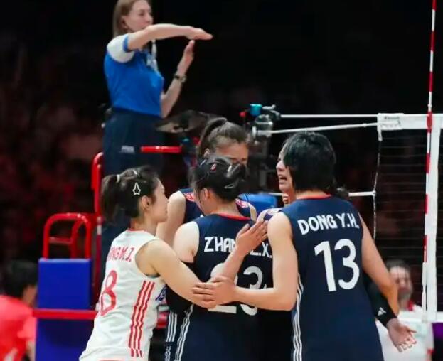 在2025年世界女排联赛阿灵顿站，中国女排如何在先输两局的情况下逆转战胜美国女排