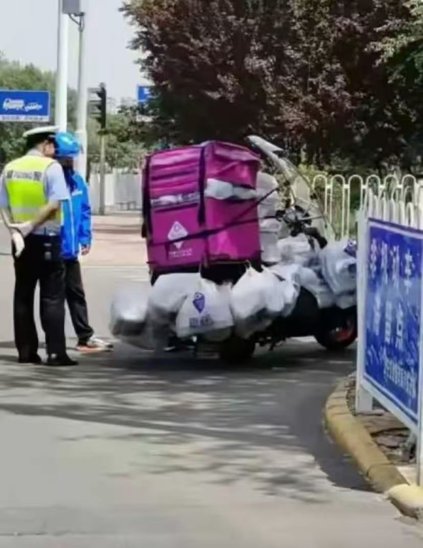 交警很纳闷：是怎么骑的
