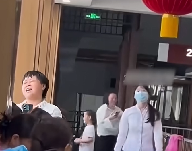 大妈在休息区唱歌飙高音丝毫不顾别人感受