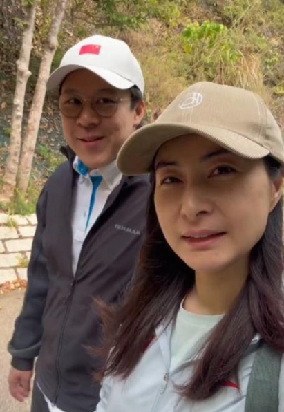 霍启刚郭晶晶清明爬山，朴素着装难掩家庭幸福