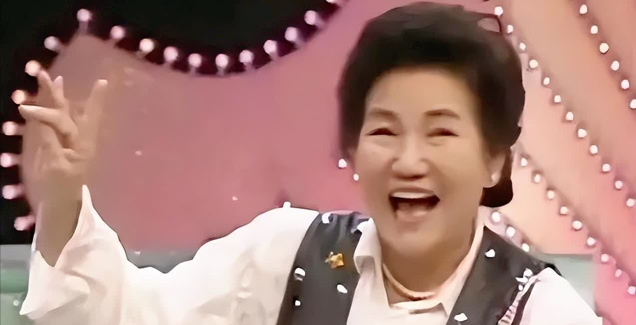 2000年，快咽气的赵丽蓉在家人的帮助下穿好寿衣，立好遗嘱，嘱咐儿孙们：“我就是