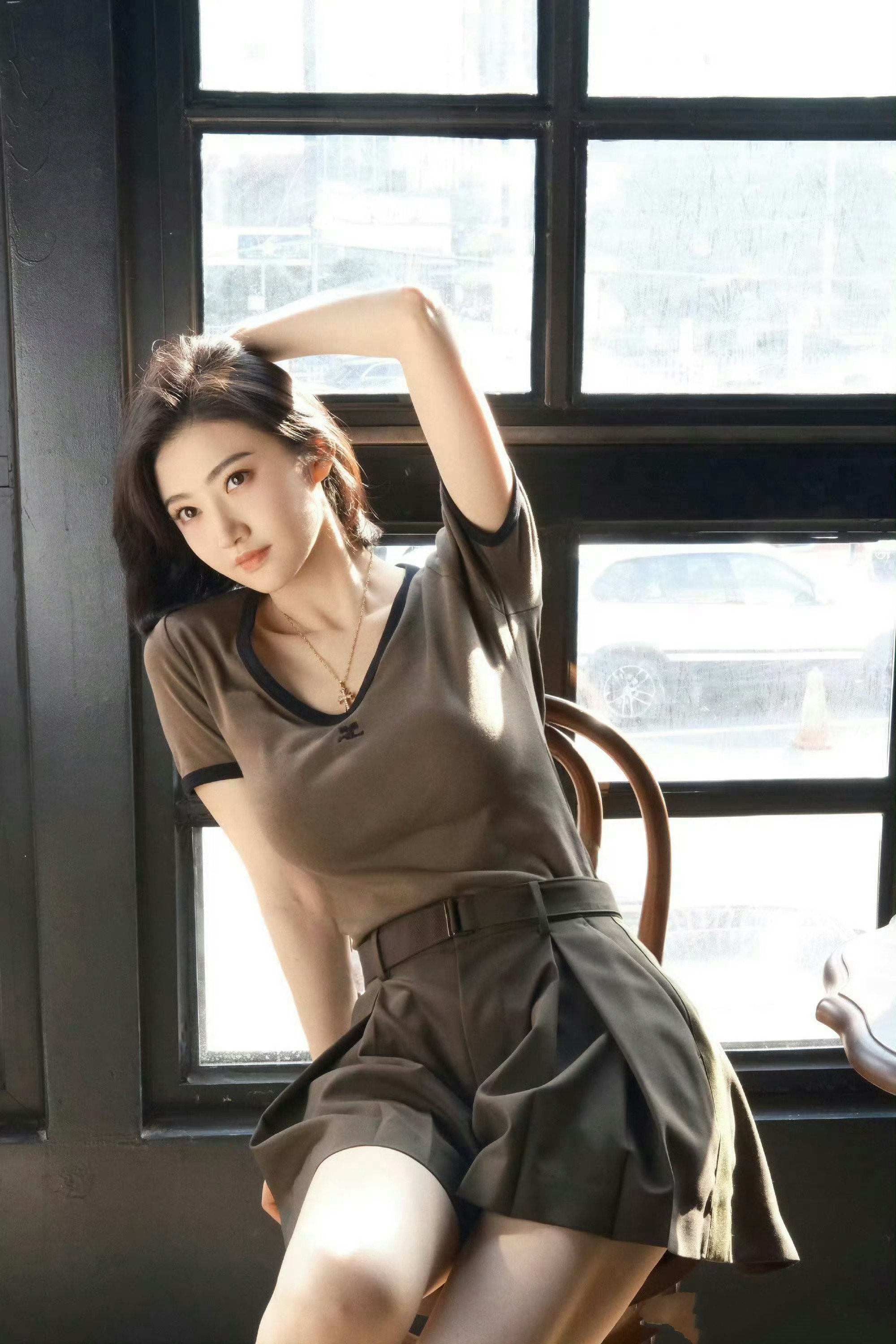 景甜知性美穿搭席卷全网！打破中年女神刻板印象，健康风格成新顶流