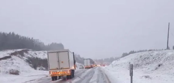 洪流卷走校车，南非暴雪洪灾造成50万户家庭断电
近日，南非东开普省政府发言人证实
