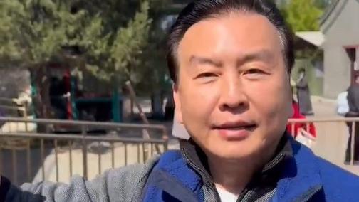 60岁央视名嘴颐和园漫步，时光荏苒，初心未改？