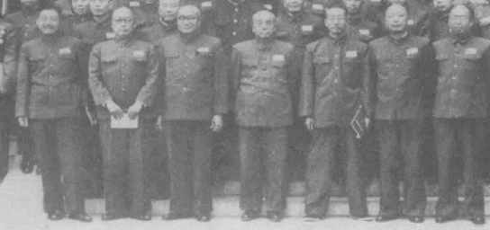 1954年，解放军代表团参加第一届全国人大。前排有7位元帅并排而站，彭老总最有范