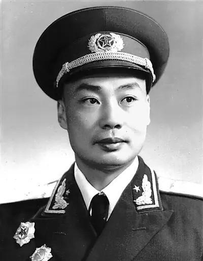 1935年，一名国军士兵，趁连长外出带领全连投奔红军，14年后竟成军区司令。
贾