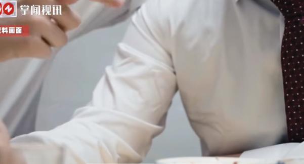 还敢“炫富”吗！广东广州，一男子在酒吧喝酒时，突然拿出2000元现金放在酒瓶瓶口