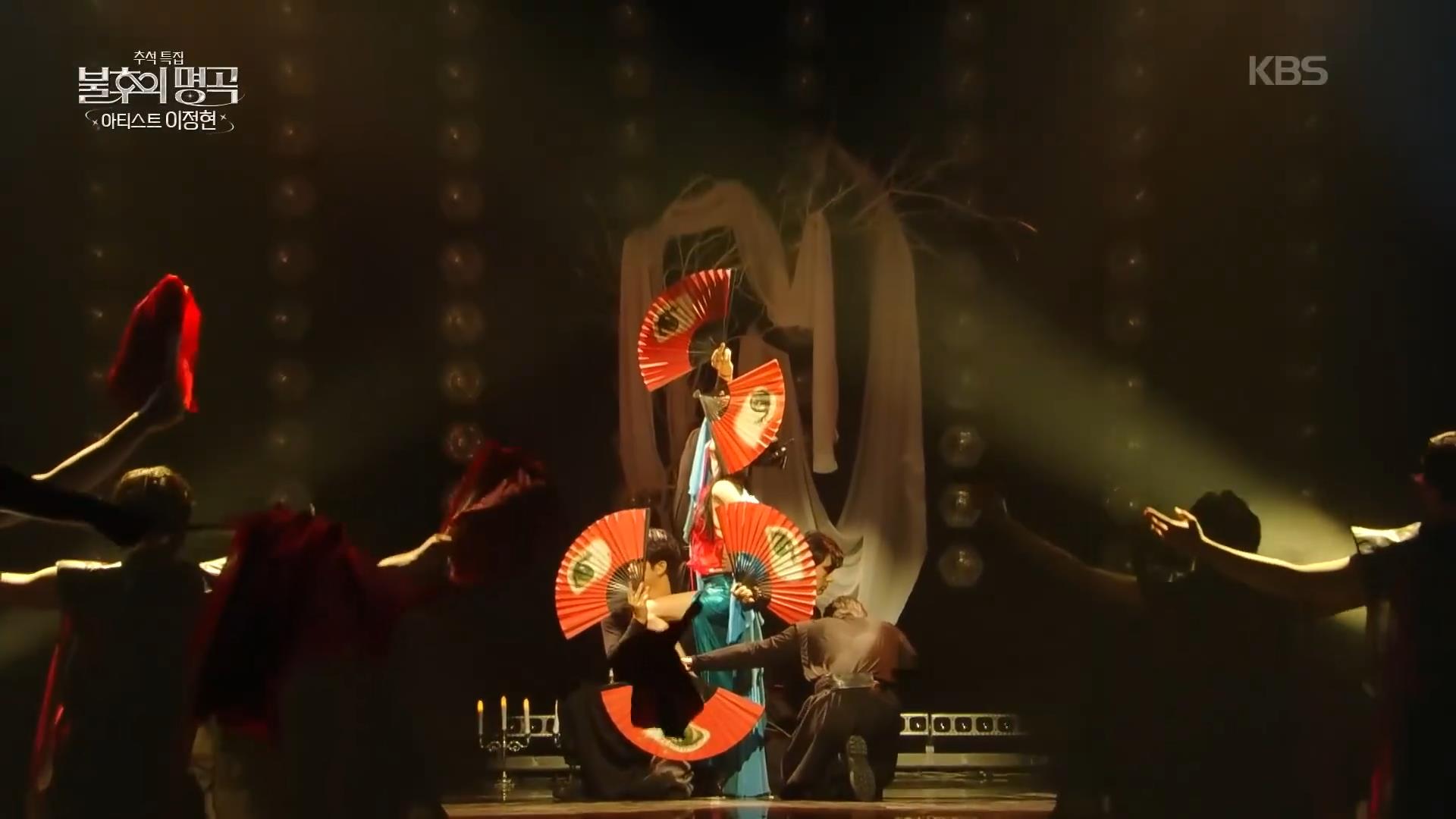 谁能想到，时隔25年，李贞贤又拿起扇子唱了那首《哇》
当《哇》的前奏响起，感觉就