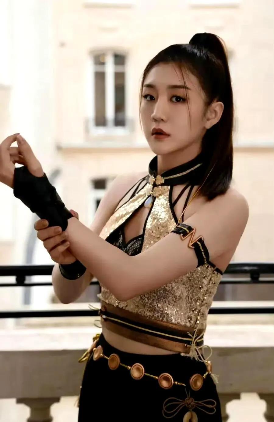 哇塞！陈梦惊艳亮相巴黎时装周，一袭挂脖设计上衣搭配高腰半裙，尽显优雅与性感并存的