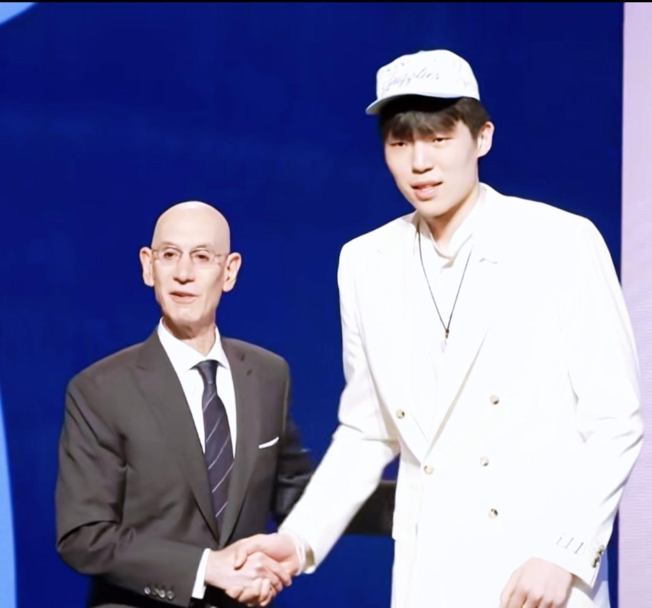 杨瀚森太牛逼了！回头看他26天试训了14支球队，最终在首轮16顺位被开拓者选中，