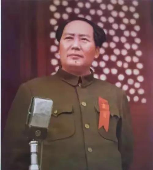 深切缅怀伟大领袖毛主席
伟大领袖毛泽东，人民永远怀念您；
红军长征二万五，跋雪山