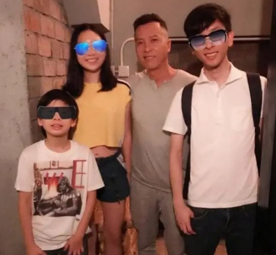 甄子丹藏的真深
两儿一女竟然都这么大了。
大儿子甄文焯，今年30岁，从事普通职业