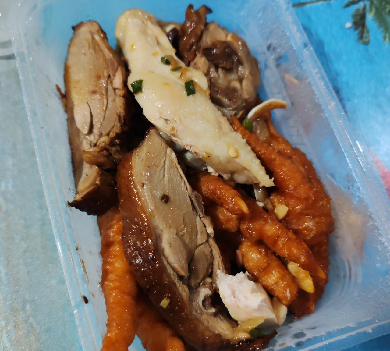 6天国庆假期结束，工业区还有不少公司没开工，饭堂吃饭的人少，饭菜也很差。
不想，