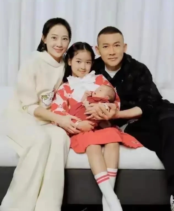 这不是《延禧攻略》中的皇帝吗？他的大女儿真的，青春靓丽，美丽动人，国色天香，让人