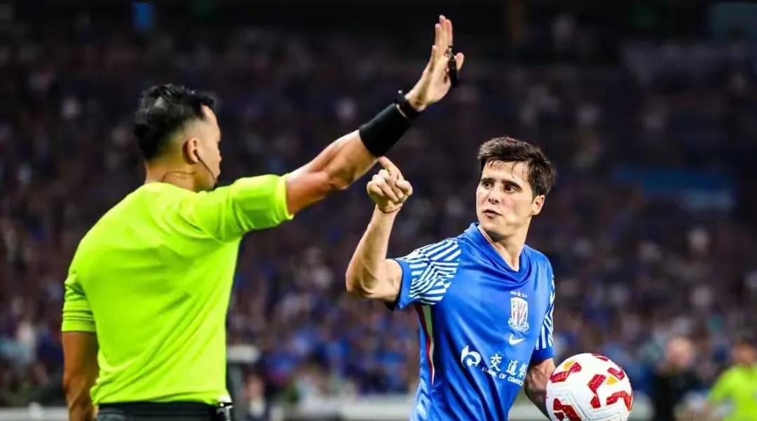 中超联赛最特立独行的球员：申花球员特谢拉。
无论是中国裁判，还是外籍裁判，特谢拉