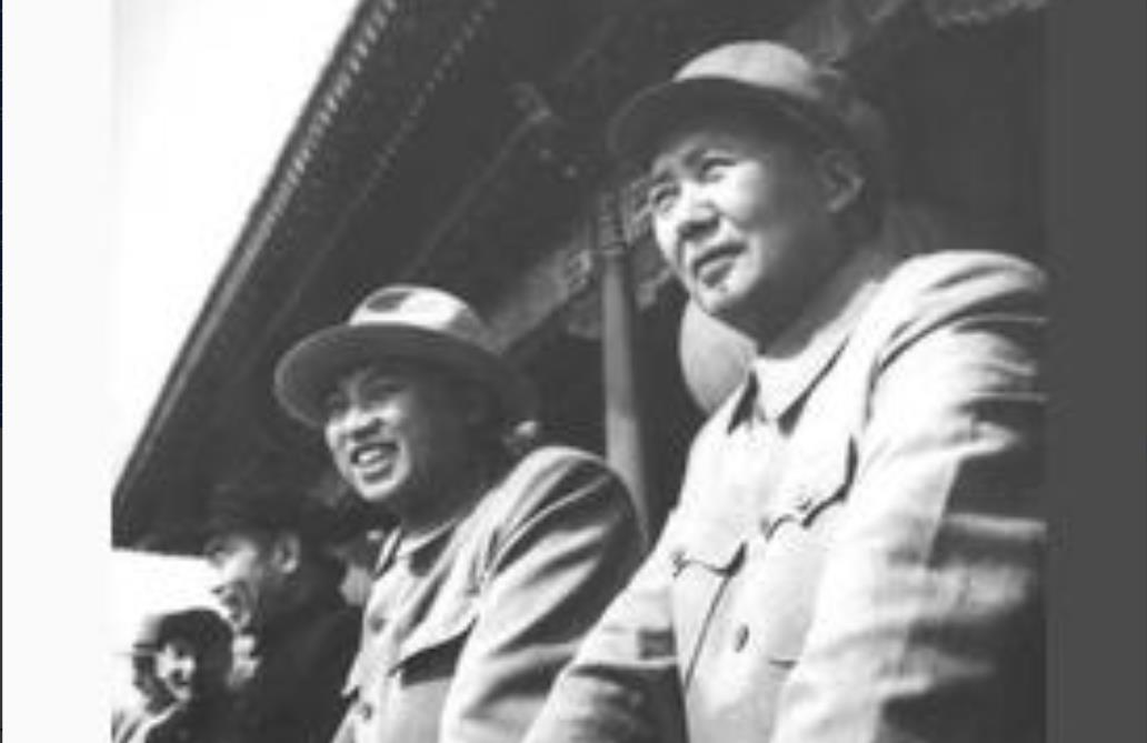 金日成千里迢迢的给毛主席送来了24箱苹果，毛主席让警卫将苹果分给众人一起吃。可是