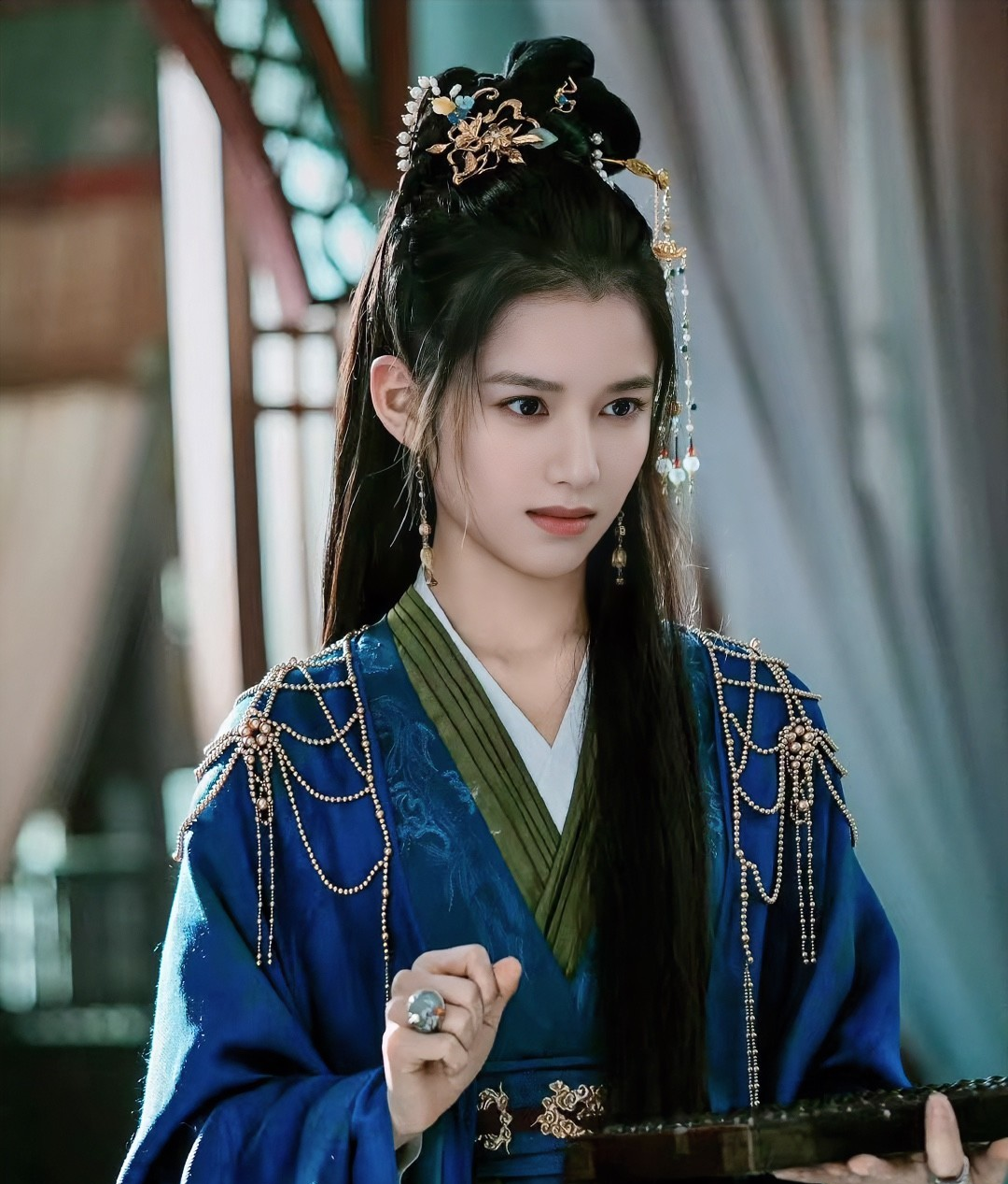 终于搞明白了
“藏海传”中的张婧仪
为何看起来有些怪怪的

并非是她不够美貌，也