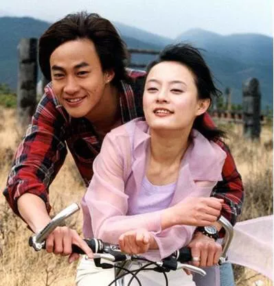 孙俪经常和何润东拍吻戏，一次采访中，主持人给邓超挖了个坑，她问邓超:“你最不喜欢