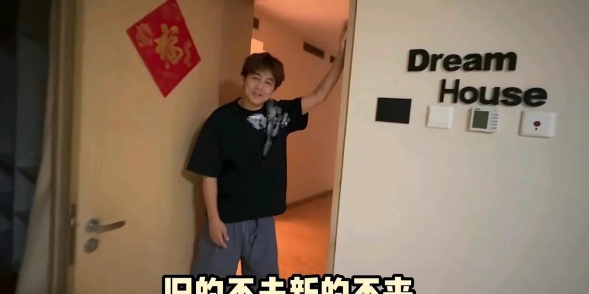 苏醒是一个有仪式感的人，跟住了八年的公寓告别，记录每个角落，还不忘谢谢厕所，不止