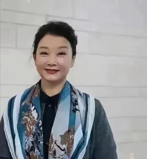 宋祖英只是发福了，中年人大多数逃不过的关，这不像医美后遗症，只是年龄带来的。
我